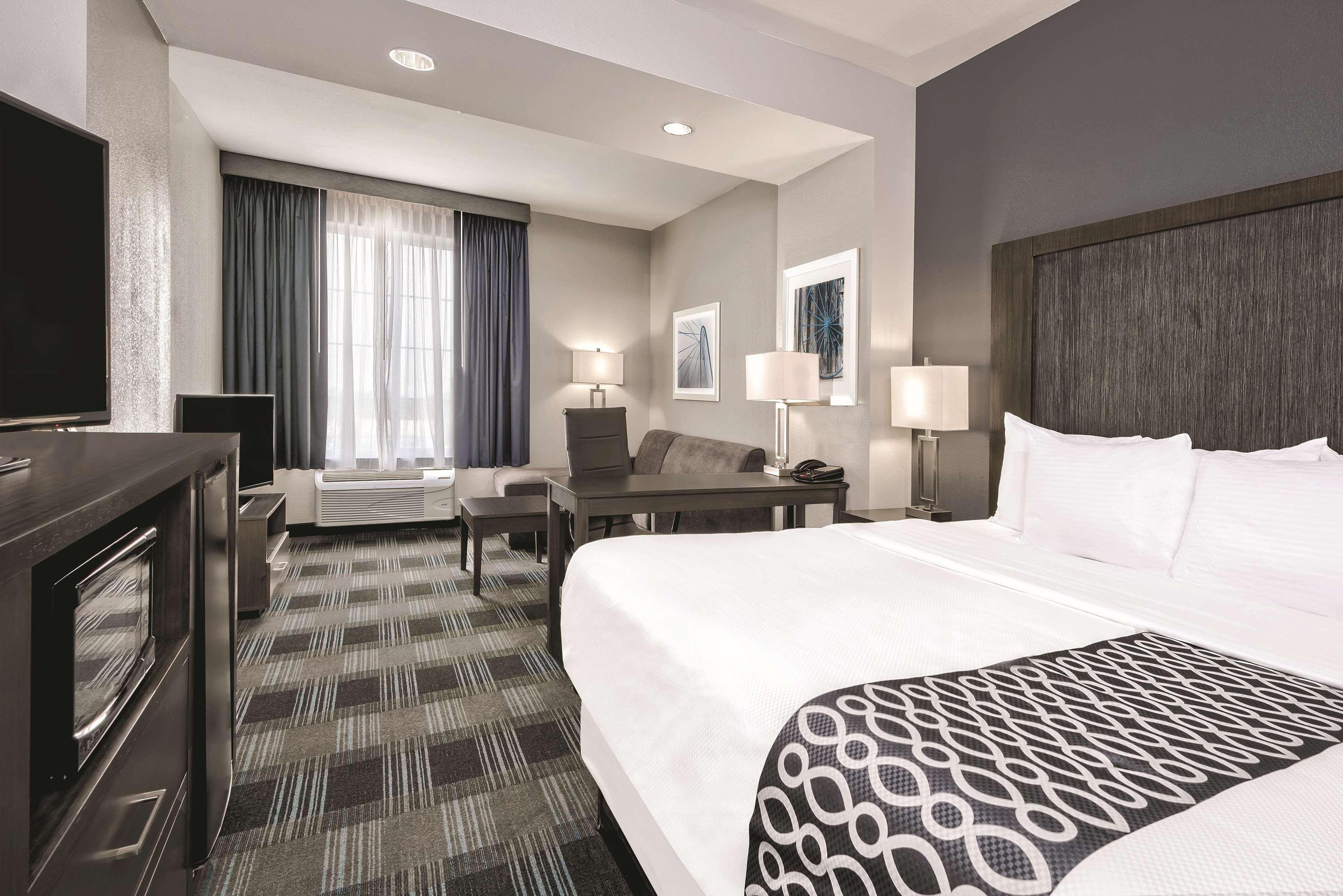 Готель La Quinta By Wyndham Victoria - South Екстер'єр фото